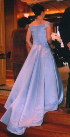 Blue and Cream Bride 1.jpg (20038 bytes)