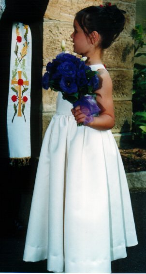 white flower girls (side).jpg (31700 bytes)